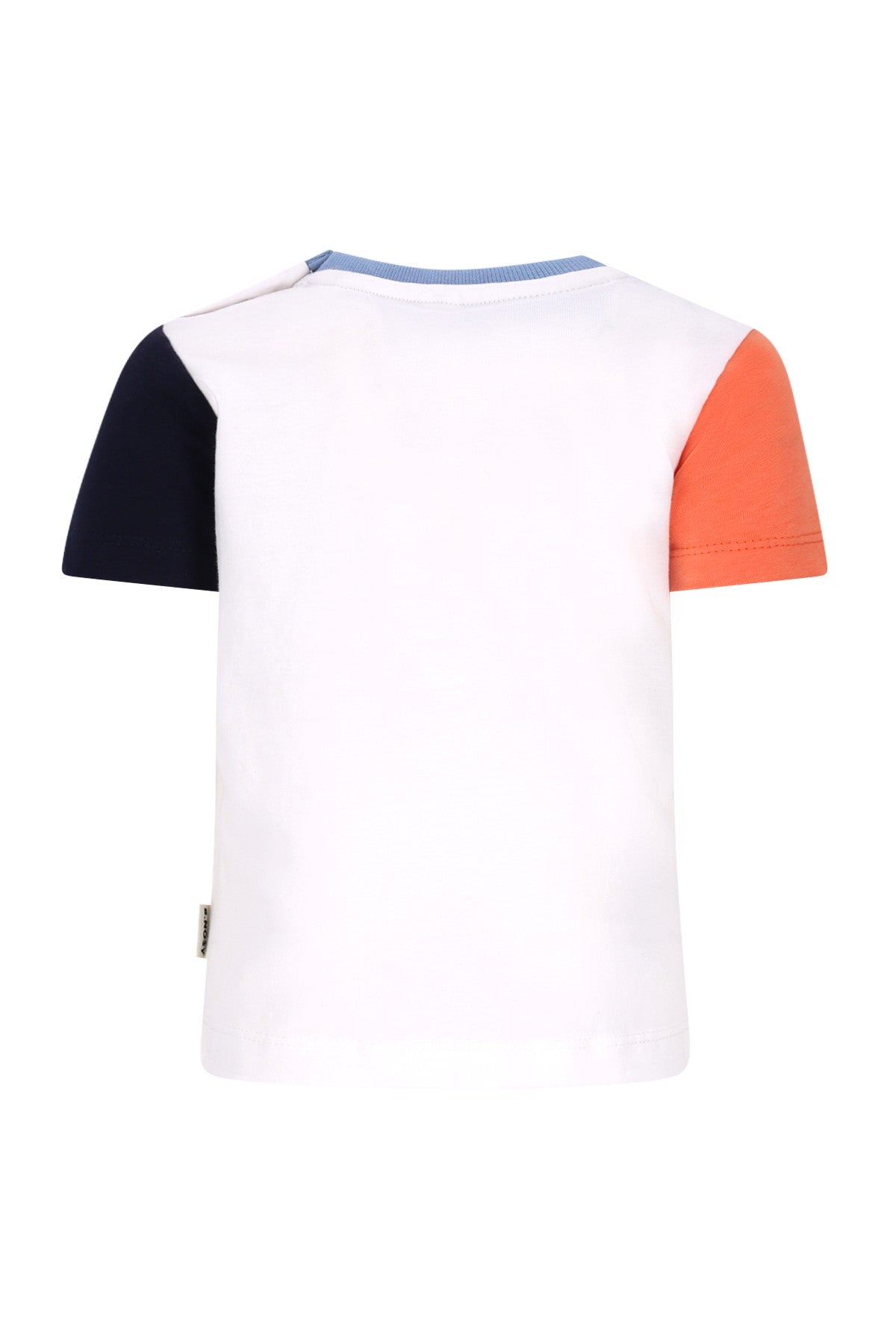 Kleurig Kindershirt::Een achteraanzicht van een kleurrijk kindershirt met verschillende gekleurde mouwen in blauw, navy en oranje.